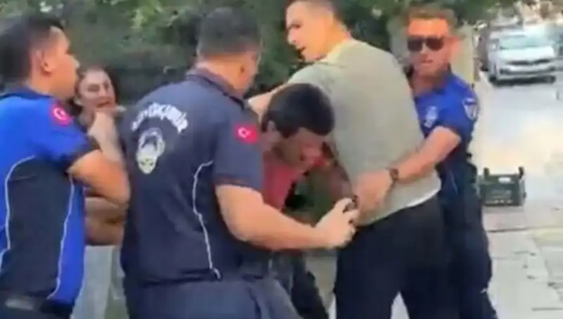 Sokakta Seyyar Satıcıya Zabıta Tarafından Dayak: Olayın Detayları Ortaya Çıktı