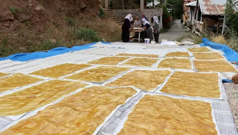 Kışın Lezzetli Sofralarına Doğal Dokunuş: Dev Kazanda Odun Ateşi ile Gelen Lezzet