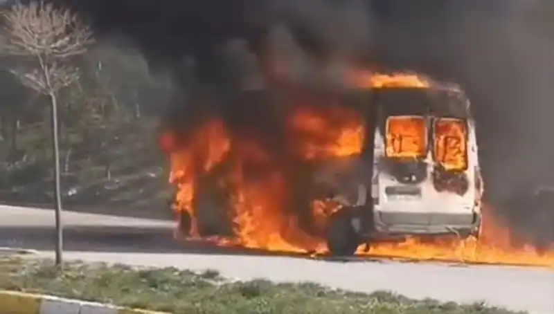 Havalimanı Servis Aracında Yangın: Personel Panik İçinde Kurtarıldı
