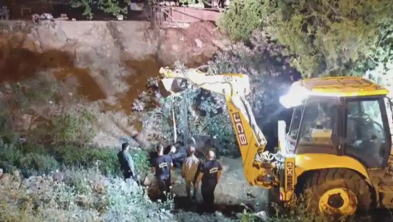 Hatay'da İneği Kurtarmak İçin Ekipler Seferber Oldu
