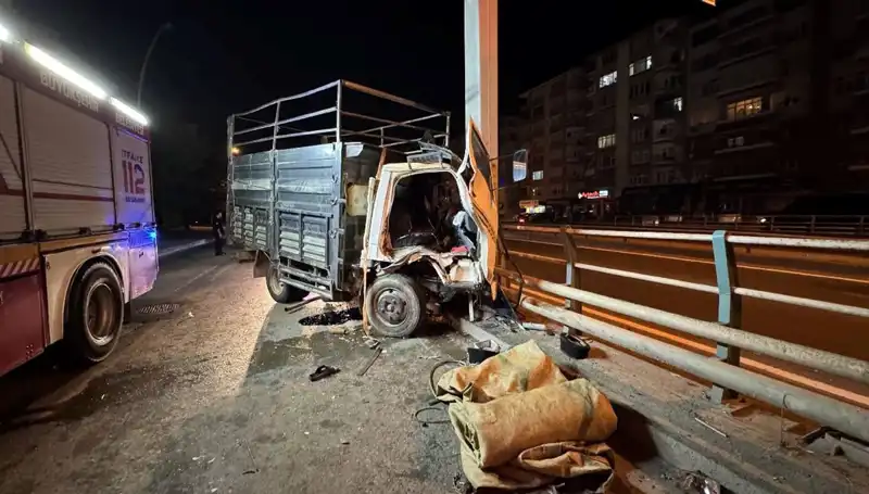 Kamyonet Yön Tabelasına Çarpınca Sürücü Yaralandı: Kaza Detayları Ortaya Çıktı