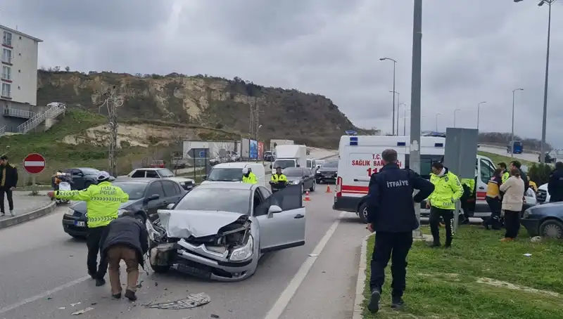 Sinop'ta Otomobiller Çarpıştı: Kazada Yaralılar ve Büyük Panik!