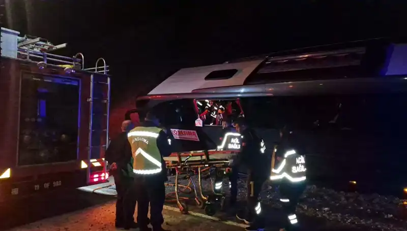 Tur Otobüsü Festivallerden Dönüşte Kaza Yaptı: 15 Yaralı