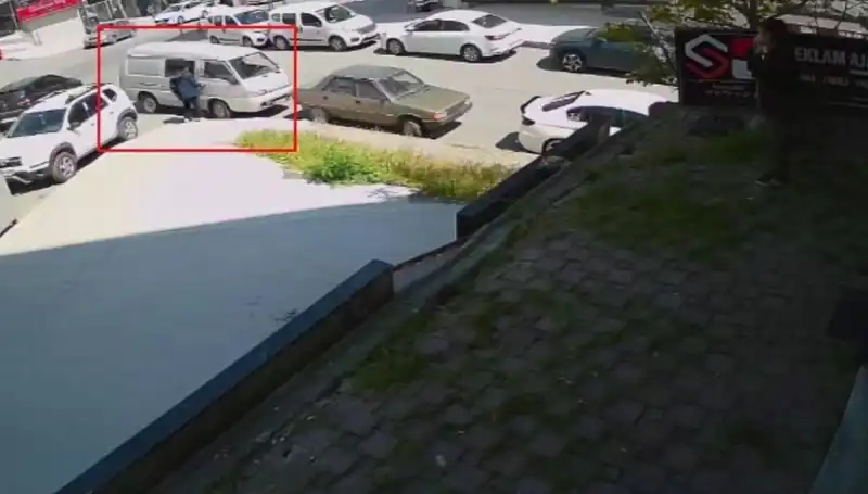 Aracını Çalmak İsteyen Hırsızı Suçüstü Yakaladı: Güvenlik Kameraları Her Şeyi Belgeledi!