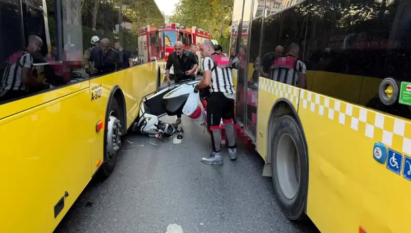 Motosiklet İETT Otobüslerinin Arasına Sıkıştı: Kaza Anı Eşsiz Görüntülerle Kaydedildi