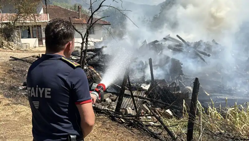 Evde Patlak Veren Yangın, Ormanları Tehdit Ediyor: Ekipler Mücadele Ediyor
