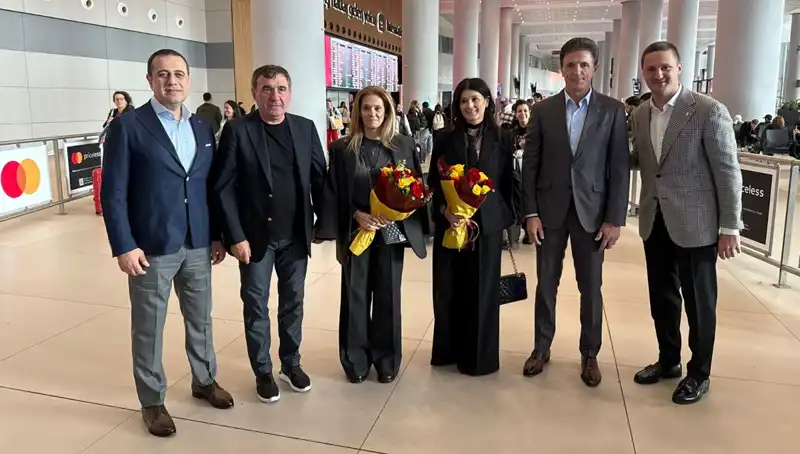 Hagi ve Popescu İstanbul'da Bir Araya Geliyor: Futbolseverler İçin Özel Bir Gün