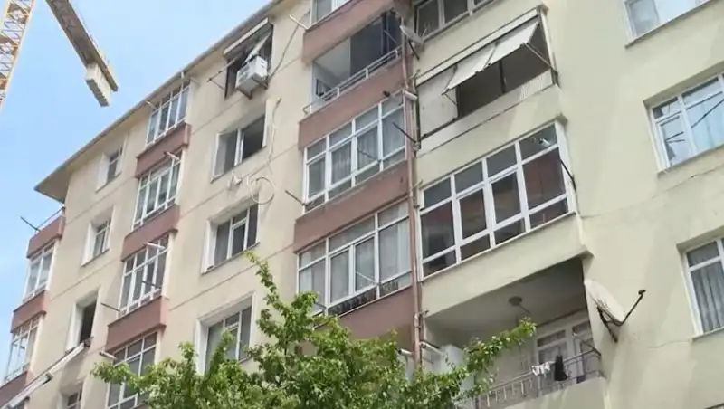 İstanbul'da Kolonları Patlayan Site Acil Tahliye Edildi: Güvenlik Endişeleri Artıyor