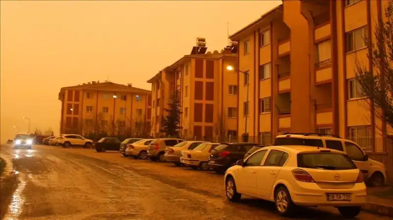 Meteoroloji Uyardı: Çöl Tozu ve Sağanak Beklentisi ile Çamur Yağışı Geliyor