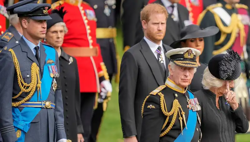 Kral Charles ve Prens Harry: Aile İlişkilerinde Büyüyen Duvardan Haberler