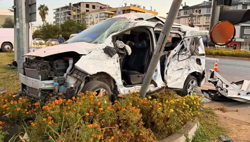 Antalya’da Midibüs ve Hafif Ticari Araç Çarpıştı: 6 Yaralı var!