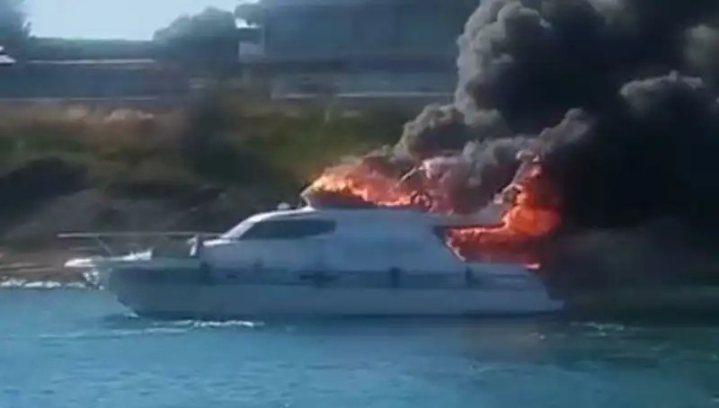 Çeşme Marinası'nda Şaşkınlık Yaratan Motoryat Yangını