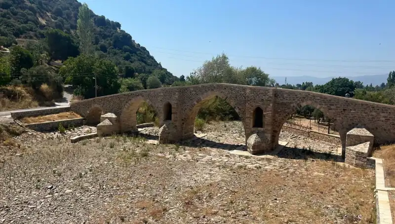 Tarihi Yunan Köprüsü Uyuşturucu Bağımlılarının Mekanı Haline Geldi