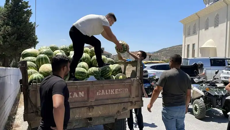 Bu Adam, Tonlarca Karpuzu Satın Alıp Ücretsiz Dağıtarak İnsanları Şaşırttı!