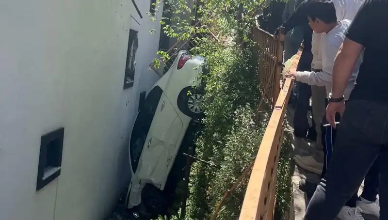 Kağıthane'de Korkunç Kaza: Araç Metrelerce Sürüklendi, Panik İle Geçen Anlar