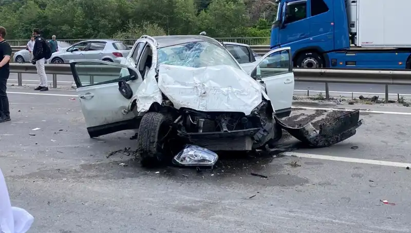 Beton Kanala Çarpan Araç Bariyerlere Vurarak 3 Kişiyi Yaraladı