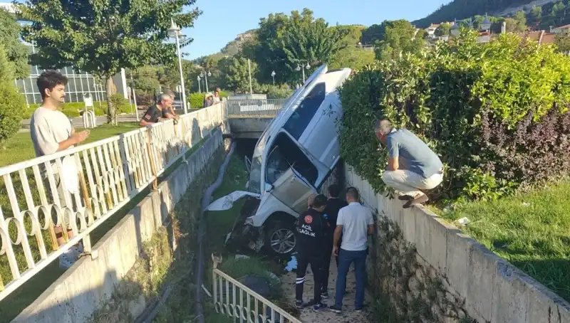 Muğla'da Dikkatsizlik Sonucu Kaza: Direksiyon Kırmak Yeterli Olmadı