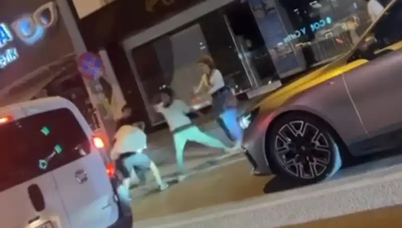Cadde Boks Ringine Dönüştü: Yumruklar Hızla Uçuştu!