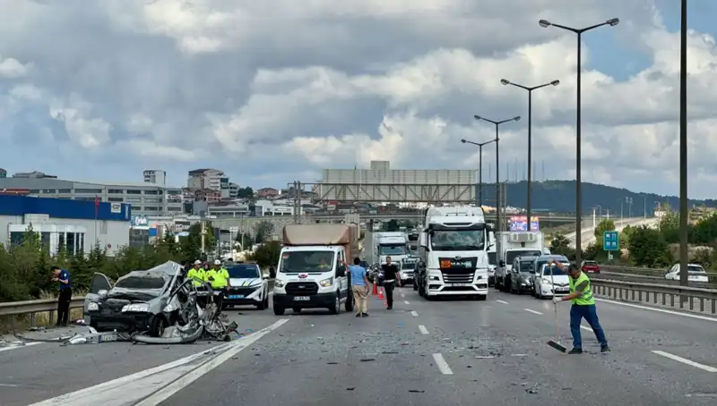 Otoyolda İki Araç Çarpıştı: Üç Kişi Kazada Sıkıştı