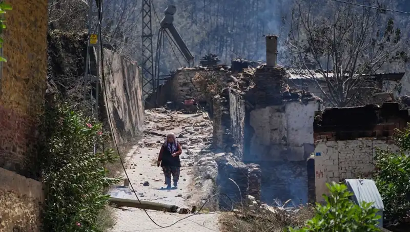 İzmir ve Bilecik'te Yangınların Sonucu: 415 Bina Yok Oldu