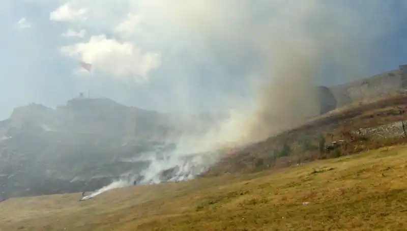 Kars Kalesi’nde Sıcak Yaz Günü: Anız Yangını Paniği!