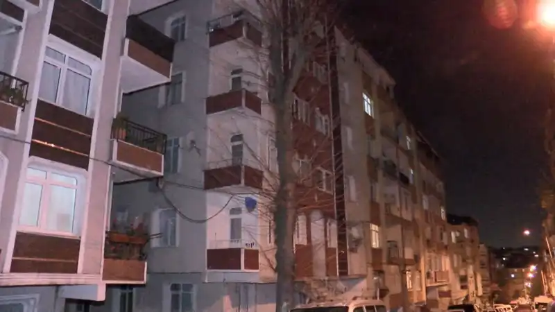 Panik Anları: Altı Katlı Binada Kolon Sesleri Apartmanı Boşalttı