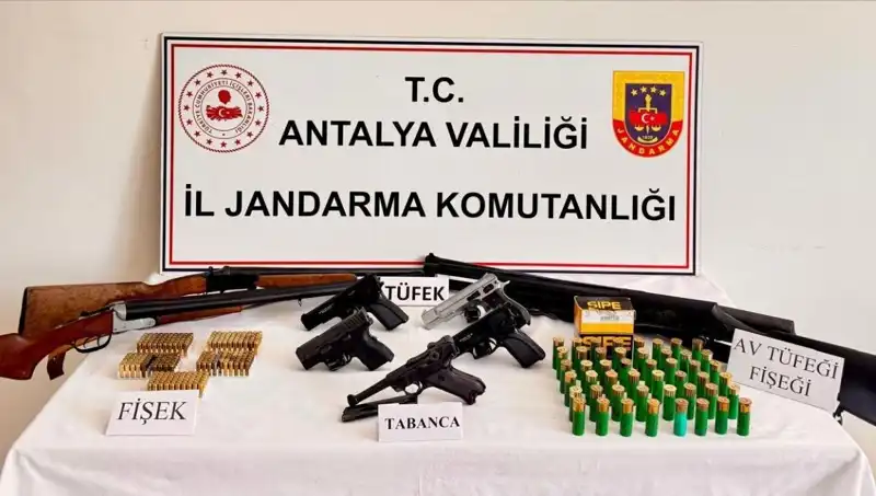 Antalya'da Ruhsatsız Silah Operasyonu: 20 Kişi Gözaltına Alındı!