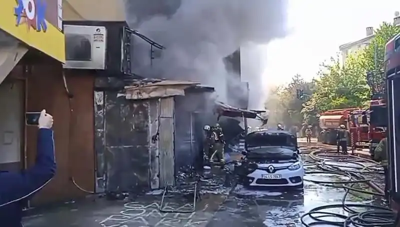 Ümraniye'deki Hediyelik Eşya Dükkanında Yangın: Alışverişte Korku Dolu Anlar