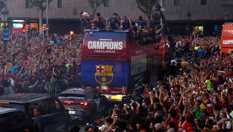Barcelona Futbolcuları, Tüm Duygularla Taraftarıyla Buluştu
