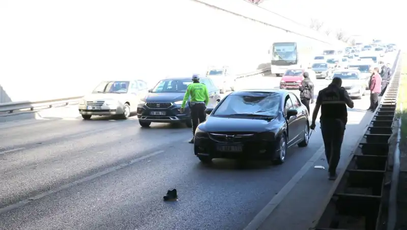 Polisten Kaçan Genç, Üst Geçitten Aşağı Atlarken Canını Risque Attı