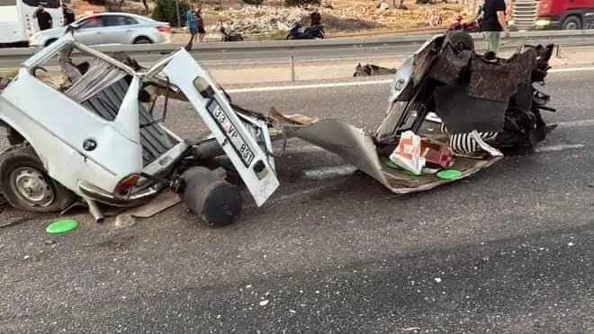 Bariyere Çarpan Araç Faciasında Bir Kişi Hayatını Kaybetti, Bir Kişi Yaralandı