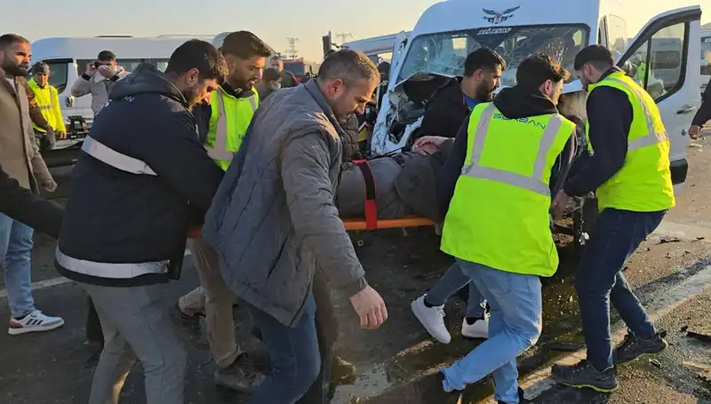 İki İşçi Servisinin Kafa Kafaya Çarpışması: Olayın Detayları ve Sonuçları
