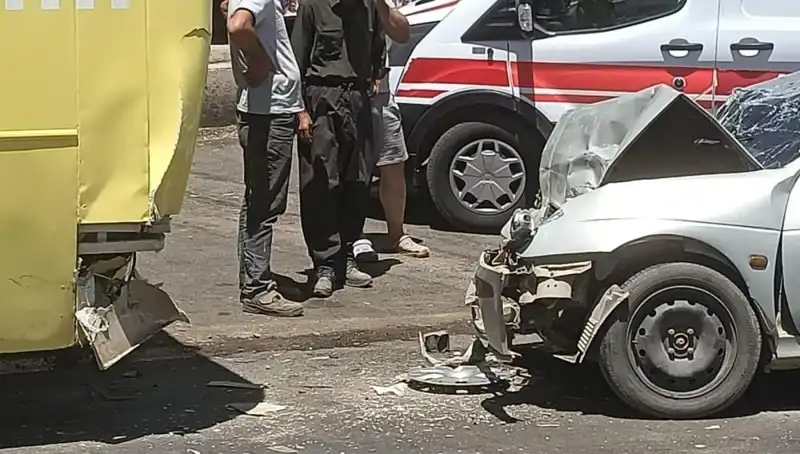 İstanbul'da Halk Otobüsü ile Araç Çarpıştı: İki Kişi Yaralandı