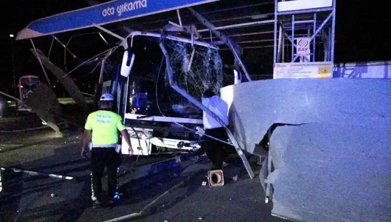 Otobüs Oto Yıkama Alanına Girdi: 8 Kişi Yaralandı!