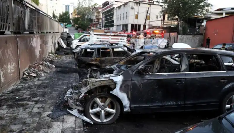 Sanayideki Araç Yangını: Hayati Tehlike ve Maddi Zarar Yanında Geliyor