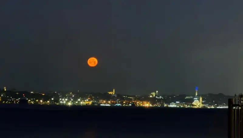 İstanbul'da Çilek Dolunayı: Tablo Gibi Manzaralar Şehri Sarmaladı