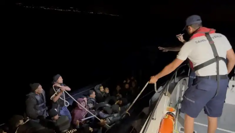 Çeşme'de Kaçak Göçmenler Denizde Sürüklenirken Kurtarıldı