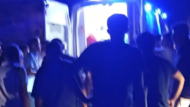 Otomobil Uçuruma Yuvarlandı: Sürücü Hastaneye Kaldırıldı, Durumu Ciddiyetini Koruyor