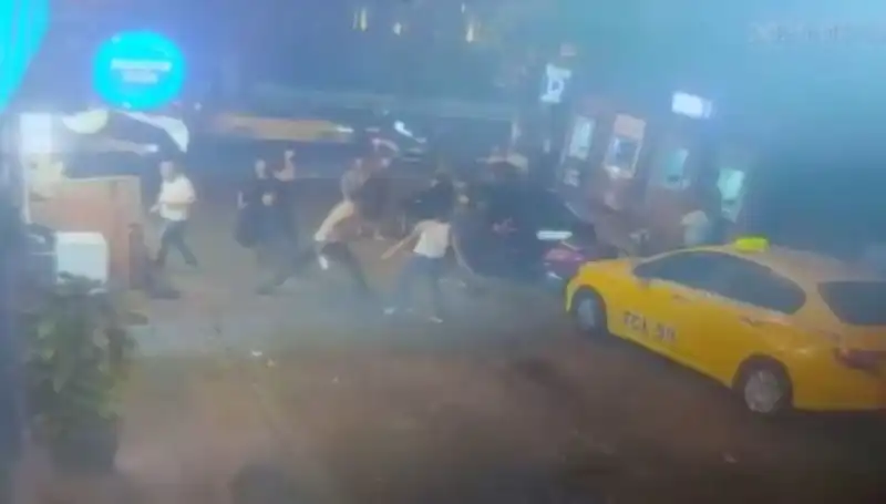Beyoğlu'nda Şok Edici Kavgada Kan Aktı: Sebep Konuşmalardan