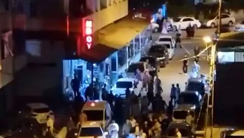 Düğün Çıkışı Şok Anlar: Kalabalığa Dalmak Nedir?
