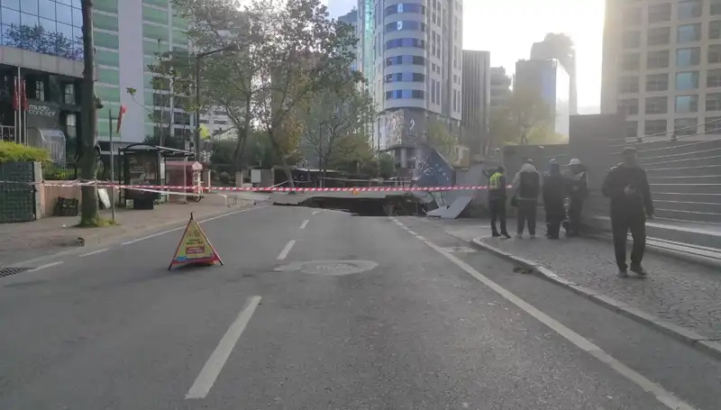 Sarıyer'de Yol Çökmesi Panik Yarattı: Cadde Uzun Süreli Trafiğe Kapatıldı