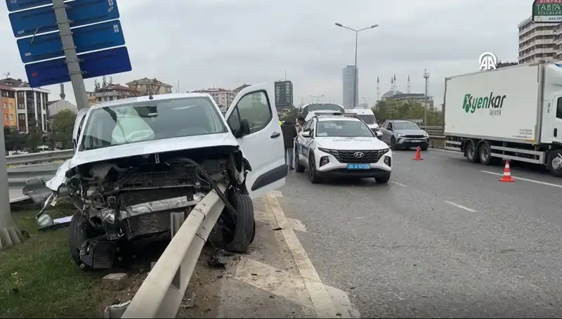 Otoyolda Dehşet Anları: Bariyere Saplanan Araç Feci Sonuçlar Doğurdu