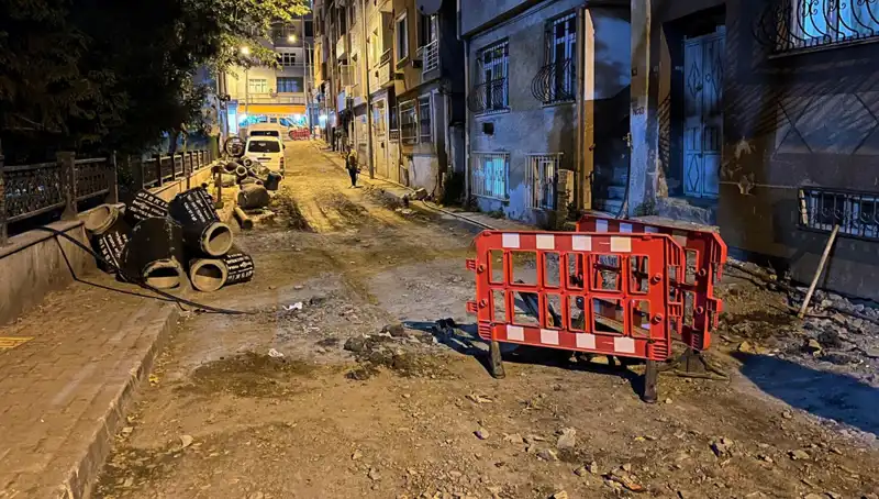 Bayrampaşa'da Altyapı Çalışmaları Sırasında Rögar Kapağı Patladı: Şok Edici Görüntüler!