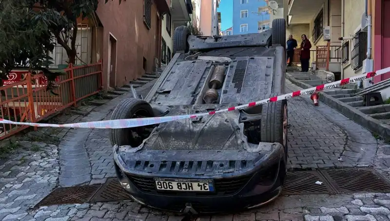 El Freni Çekilmeyen Otomobilin Takla Atma Anı Güvenlik Kamerasında!