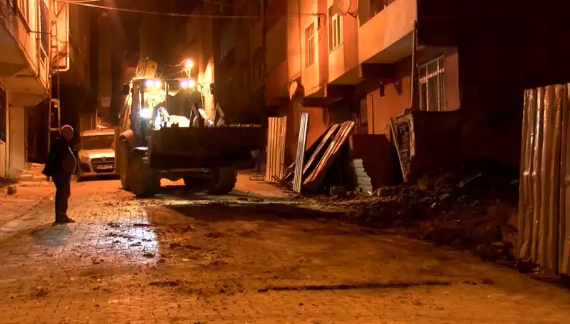 Bağcılar'da Yana Eğilen Bina Acil Boşaltıldı: Riskler ve Önlemler