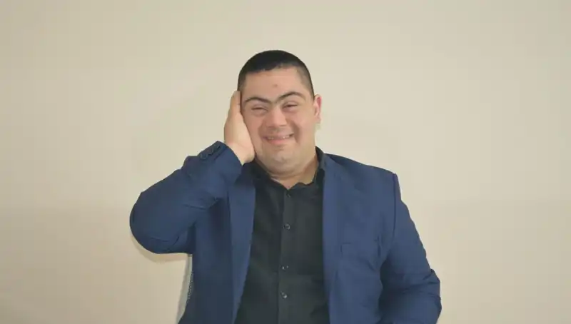 Down Sendromlu Genç Erdinç'in Hayali: Müziğiyle Kalpleri Fethetmek
