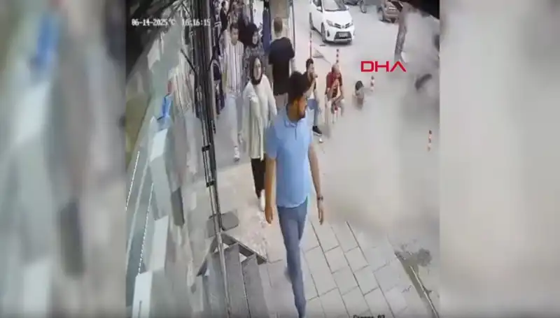 TIR Pastiği Patladı, Vatandaşlar Korkuyla Yerinden Zıpladı!