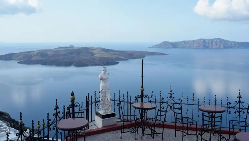 Santorini Adası'nda Tsunami Tehdidi: Endişe Dolu Bekleyiş