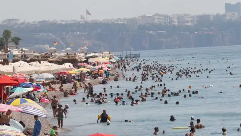 Antalya'da Hava Sıcaklıkları Rekor Kırıyor: Deniz Keyfi Zirveye Çıkıyor!