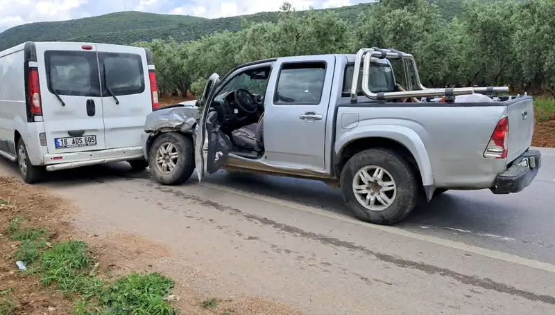 Bursa’da Minibüs ile Kamyonet Çarpışması: İki Yaralı Var